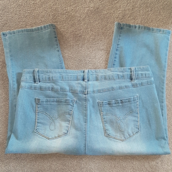 Soft Cropped Jeans - Picture 3 of 4